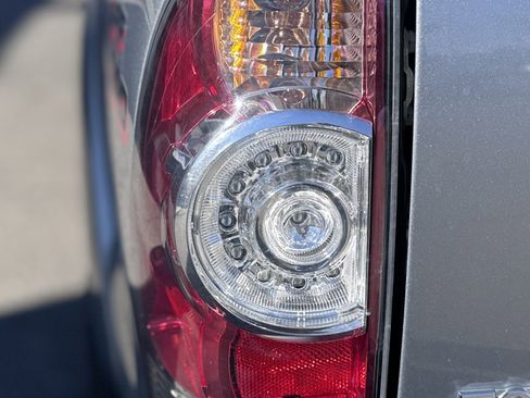 Used 2015 Toyota Tacoma 4x4 Access Cab V6 w/ TRD Off-Road Package image 47