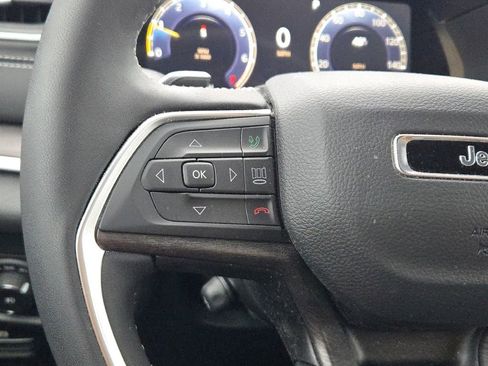 Used 2025 Jeep Grand Cherokee Limited w/ Luxury Tech Group II image 31