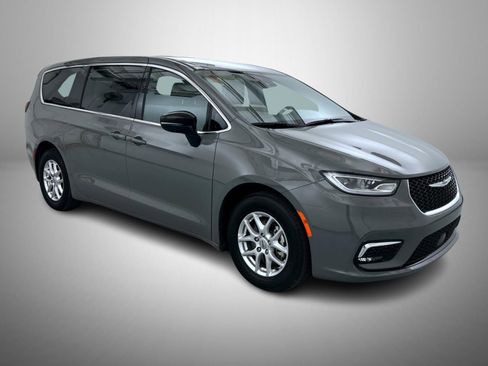 Certified 2025 Chrysler Pacifica Select image 3