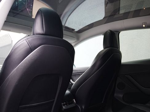 Used 2021 Tesla Model Y Long Range image 12