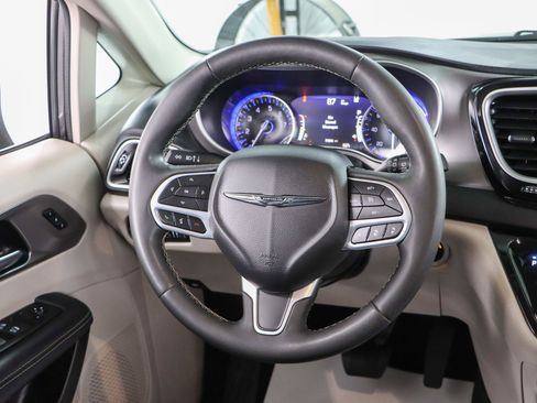 Used 2023 Chrysler Pacifica Touring-L image 12