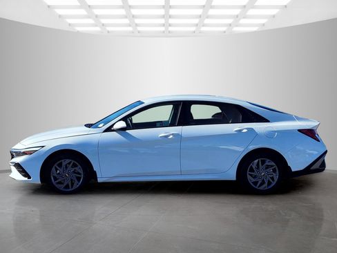 Used 2025 Hyundai Elantra Hybrid FWD image 4