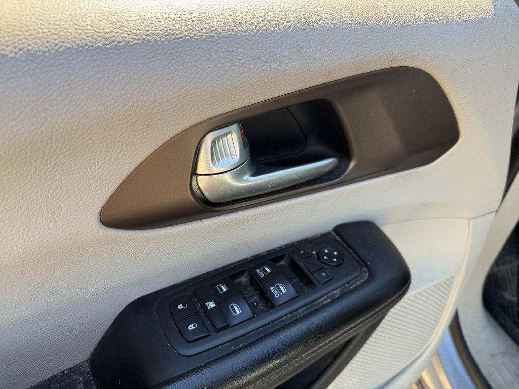 Used 2018 Chrysler Pacifica Touring-L FWD image 19