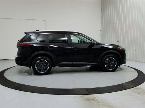 Used 2024 Nissan Rogue SV w/ SV Premium Package image 8