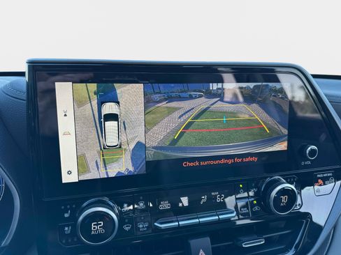 Used 2025 Toyota Highlander Limited image 29