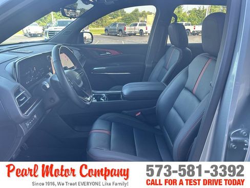 Used 2025 Chevrolet Traverse RS w/ LPO, Floor Liner Package AWD/4WD image 10