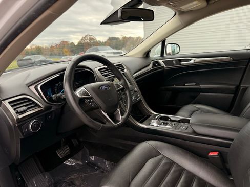 Used 2018 Ford Fusion SE w/ Equipment Group 602A FWD image 12