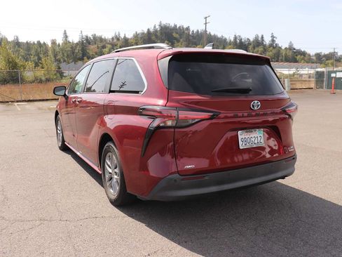 Used 2022 Toyota Sienna XLE w/ XLE Plus Package AWD/4WD image 7