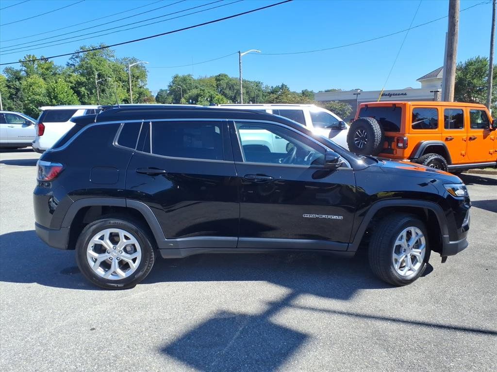 Used 2024 Jeep Compass Latitude AWD/4WD image 3