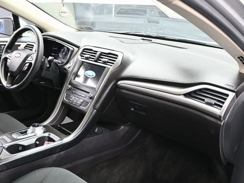 Used 2017 Ford Fusion SE w/ Fusion SE Technology Package image 31