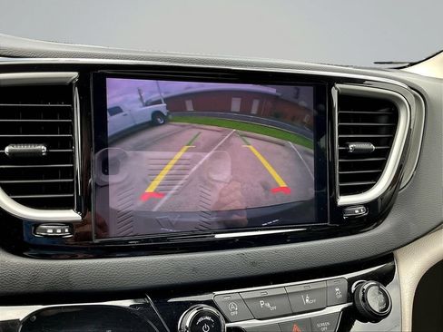Used 2023 Chrysler Pacifica Touring-L FWD image 16