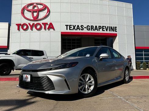 Used 2025 Toyota Camry LE image 2