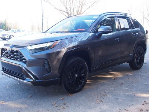 Used 2024 Toyota RAV4 SE image 3