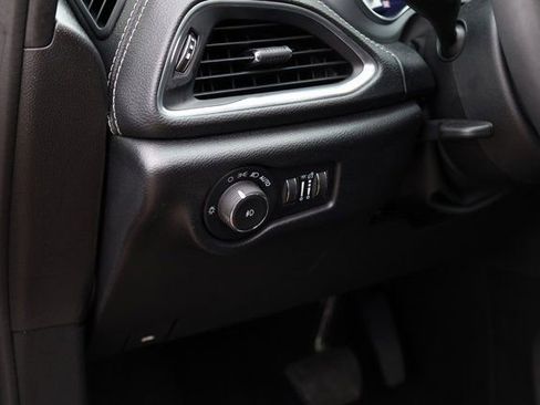 Used 2025 Chrysler Pacifica Limited image 17