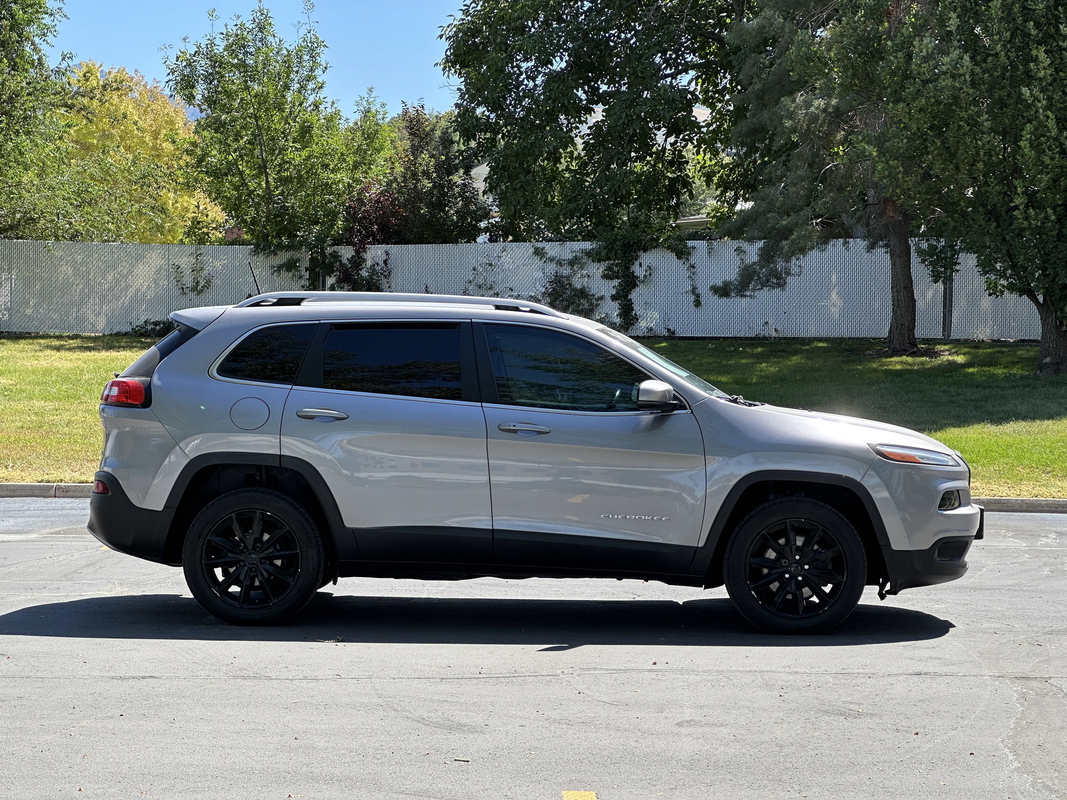 Used 2018 Jeep Cherokee Limited FWD image 3