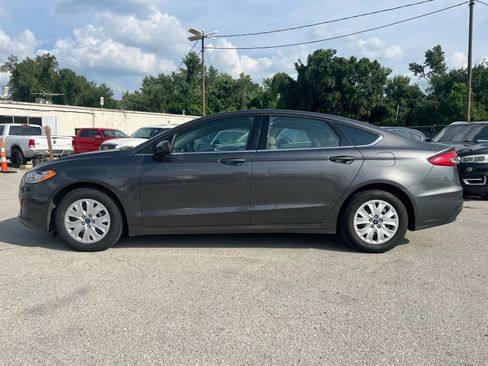 Used 2019 Ford Fusion S image 2