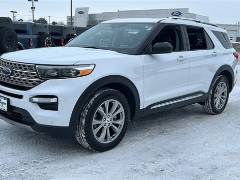 Used 2024 Ford Explorer Limited image 3