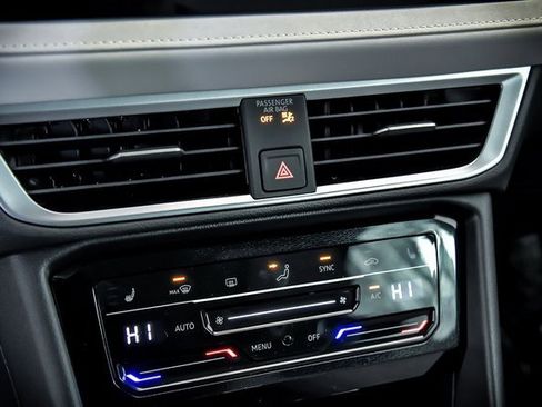 Certified 2025 Volkswagen Taos SE w/ Panoramic Sunroof Package image 14