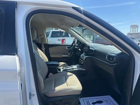 Used 2021 Ford Explorer XLT w/ Equipment Group 202A image 8