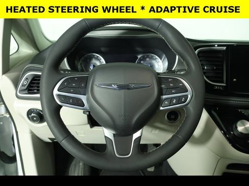 Used 2022 Chrysler Pacifica Touring-L image 9