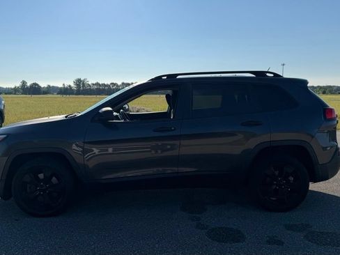 Used 2017 Jeep Cherokee Sport FWD image 5