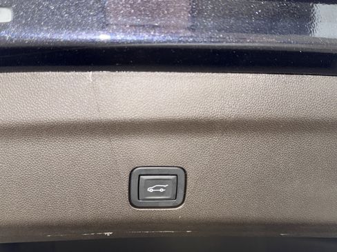 Used 2024 GMC Yukon Denali w/ Advanced Technology Package image 17