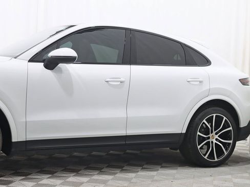 Used 2023 Porsche Cayenne Platinum Edition image 3