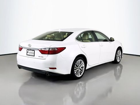Used 2015 Lexus ES 350 w/ Luxury Package FWD image 4