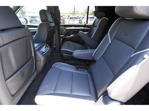 Used 2026 Cadillac Escalade Luxury AWD/4WD image 7
