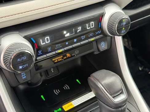 Used 2022 Toyota RAV4 XLE Premium image 34