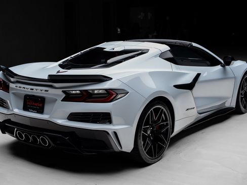 Used 2024 Chevrolet Corvette Z06 RWD image 35