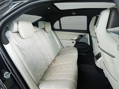 Used 2023 BMW 760i xDrive w/ Executive Package image 33