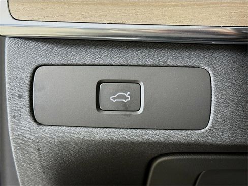 Certified 2025 Volvo XC90 B5 Core w/ Protection Package Premier image 10