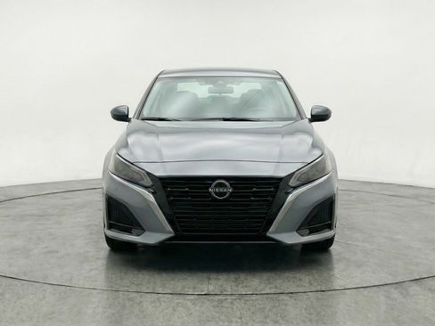 Used 2025 Nissan Altima 2.5 SV image 2