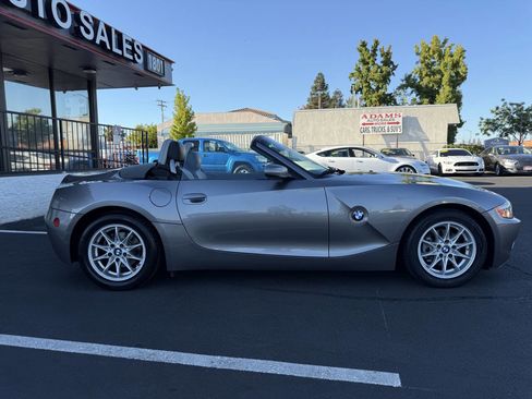 Used 2004 BMW Z4 2.5i image 9