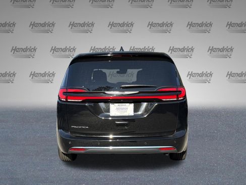 Used 2025 Chrysler Pacifica Select FWD image 8