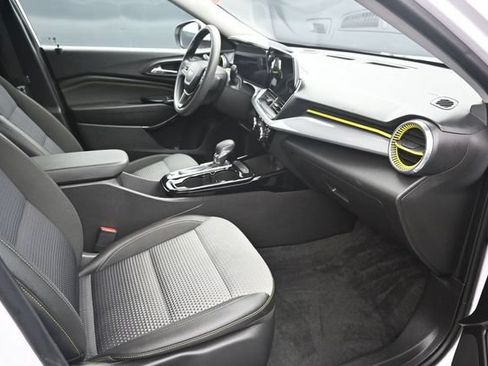 Used 2025 Chevrolet Trax LT FWD image 20