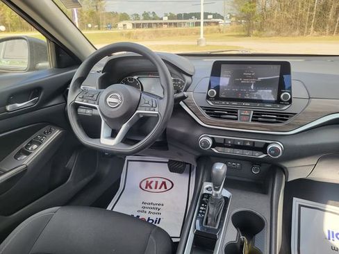 Used 2025 Nissan Altima 2.5 SV image 15