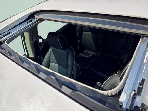 Used 2025 Honda Odyssey Touring image 4