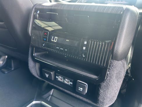 Used 2024 Jeep Wagoneer Series II AWD/4WD image 12
