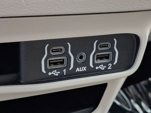 Used 2024 Chrysler Pacifica Touring-L FWD image 23