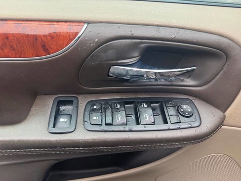 Used 2015 Chrysler Town & Country Touring-L w/ Driver Convenience Group image 10