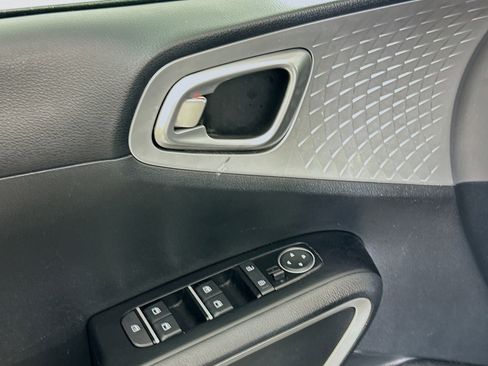 Used 2025 Kia Soul LX w/ LX Technology Package FWD image 15