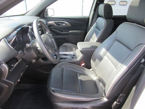 Certified 2023 Chevrolet Traverse Premier w/ Redline Edition AWD/4WD image 9