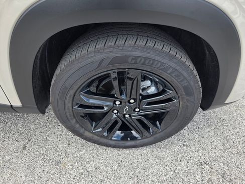 Used 2026 Chevrolet Trax ACTIV w/ Sunroof Package FWD image 17