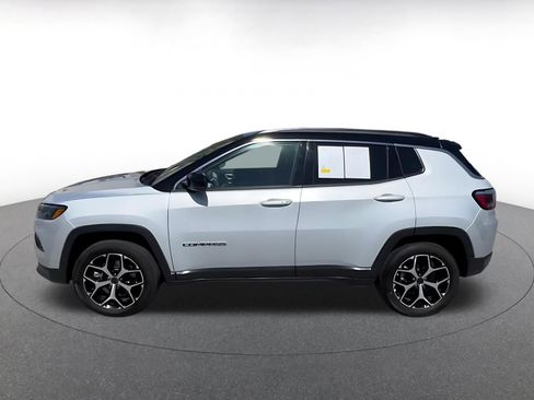 Used 2025 Jeep Compass Limited image 9