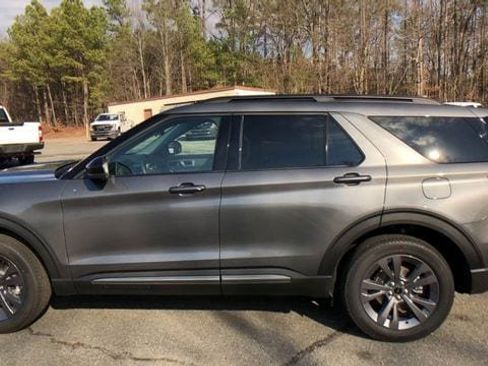 Used 2023 Ford Explorer XLT w/ Equipment Group 202A AWD/4WD image 5