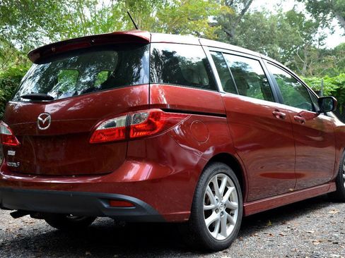Used 2012 MAZDA MAZDA5 Touring w/ Moonroof & Audio Pkg FWD image 5