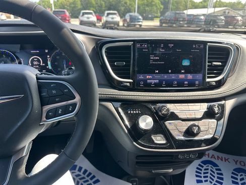 Used 2025 Chrysler Pacifica Select FWD image 22