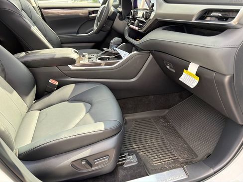 New 2026 Toyota Highlander AWD image 11